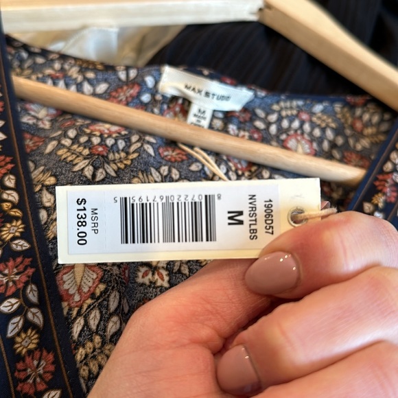 Women’s dress - Picture 3 of 3